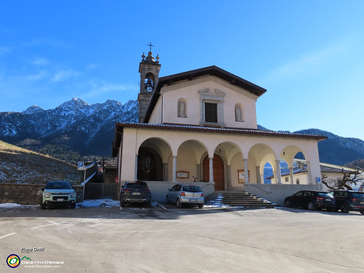 13 La bella chiesa di Valpiana con alle spalle l'Alben.JPG